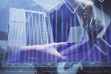 İşkadını ellerinin bilgisayar ve finansal grafik hologramı çizimlerinde çifte pozlama. Borsa analizi kavramı.