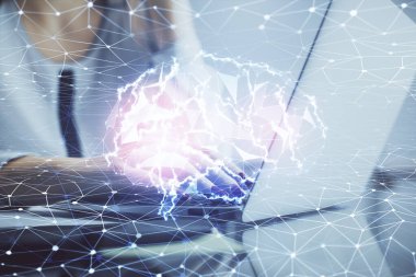 Bilgisayar ve insan beyin hologramı çizimleri üzerinde çalışan kadın ellerine çok maruz kaldı. Ai teknoloji konsepti.