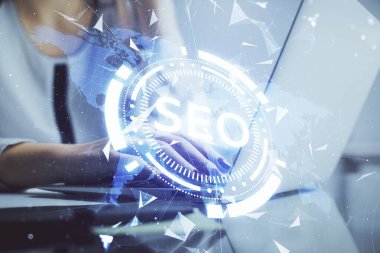 Bilgisayar ve seo hologram çizimleri üzerinde çalışan kadın elleri çift pozlama. internet arama kavramı.