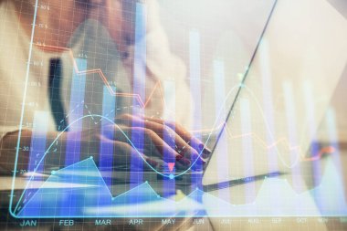 Bilgisayarda ve finansal grafik hologramında yazı yazan kadın ellerine çoklu maruz kalma. Borsa analizi kavramı.