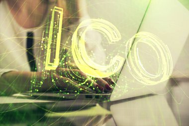 Bilgisayarda ve kripto piyasa temalı hologram çizimlerinde kadın elinin çifte pozu. Engelleme zinciri kavramı.