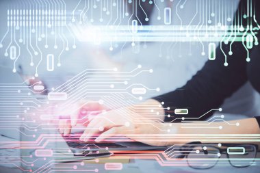 Bilgisayar ve veri temalı hologram çizimleri üzerinde çalışan kadın ellerine çok fazla maruz kalma. Teknoloji kavramı.