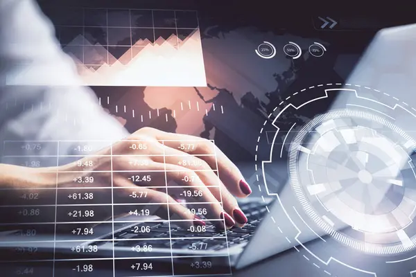 コンピュータと外国為替チャートのホログラム図面に入力するビジネス女性の手の二重露出 金融分析の考え方 — ストック写真
