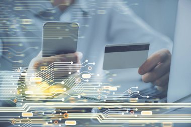 Elinde kredi kartı ve veri teması çizimi olan bir adamın ellerine iki kez maruz kalmış. E-ticaret ve teknoloji kavramı.