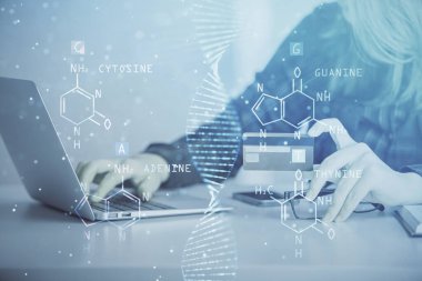 Elinde kredi kartı ve DNA çizimi olan bir kadının online alışverişine çok kez maruz kalmış. Tıp eğitimi E-öğrenme kavramı.