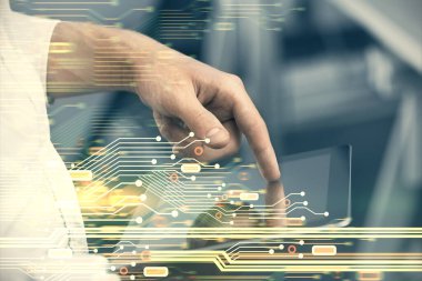 Bir adamın elini tutarken ve dijital bir cihaz ve veri temalı hologram çizimi kullanırken çift pozlama. Teknoloji konsepti.