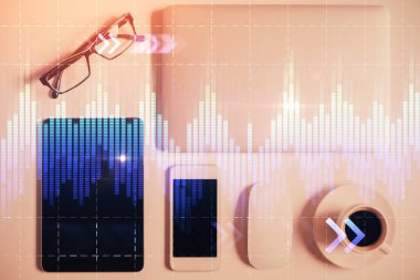 Masaüstü üzerinde telefonla finansal haritaya çoklu maruz kalma. Üst Manzara. Mobil ticaret platformu kavramı.