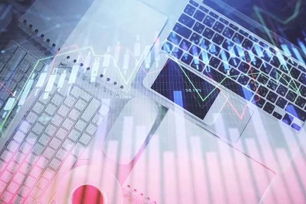 Finanzmarktdiagramm Und Computer Von Oben Auf Dem Desktop Hintergrund Mehrfachbelichtung — Stockfoto