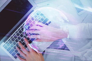 Bilgisayar ve teknoloji temalı hologram çizimlerinde çalışan kadın elleri çift pozlama. Üst Manzara. Teknoloji konsepti.