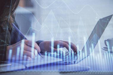 İş kadınlarının bilgisayar ve ön grafik hologram çizimlerini yazarken çift pozlama. Mali analiz kavramı.