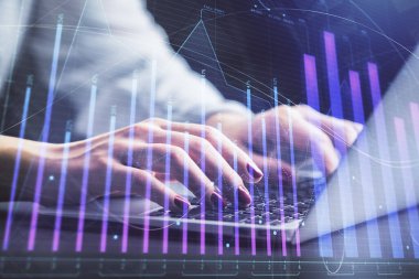 İş kadını ellerinin bilgisayar ve ön x çizelge hologramı çizimlerinde çifte pozlama. Mali analiz kavramı.