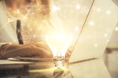 Kadın elinin bilgisayar ve sosyal ağ temalı hologram çizimlerinde çifte pozlama. Halk medyası kavramı.