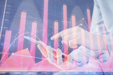 Bir adamın elini tutarken ve dijital bir cihaz ve ön grafik çizimi kullanırken çift pozlama. Finansal piyasa kavramı.