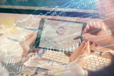 Bir adamın elini tutarken ve bir telefon ve finansal çizim kullanırken çift pozlama. Pazar analizi kavramı.