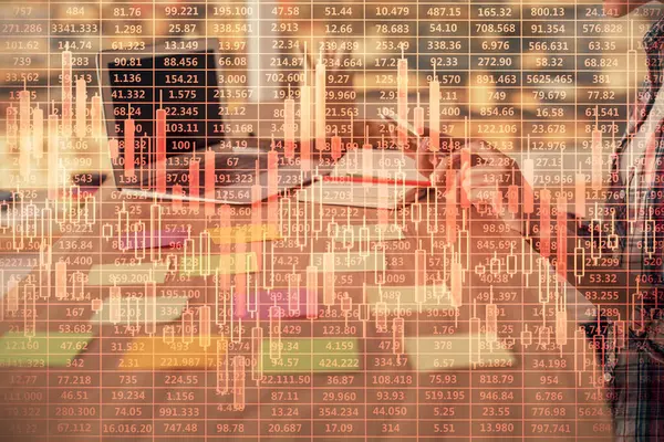 コンピュータと外国為替グラフのホログラム図面で働く女性の手の二重露出 金融分析の考え方 — ストック写真