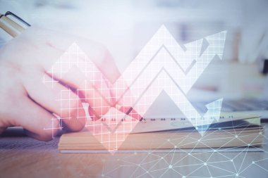 Yaratıcı işleri olan bir iş adamı. İnsanların arka planında yukarı doğru ok atıyor. Finansal büyüme kavramı. Çoklu pozlama.