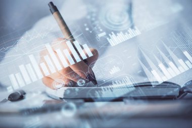 Forex grafik hologramı ile not lar yapan kadın ellerinin çoklu pozlama. Konsept borsa analizi.