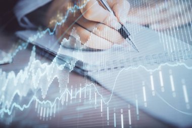Bir kadın eller Not defteri hisse senedi piyasası hakkında bilgi yazma. Ön Forex grafik hologramlar. Araştırma kavramı. Çoklu pozlama