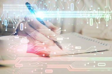 Önünde veri çözeltisi hologramı olan arka planda el yazısına çifte maruz kalma. Teknoloji konsepti. Kapat.