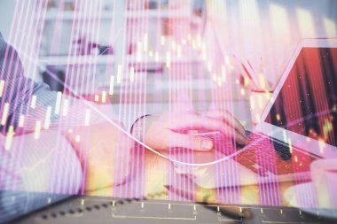 Arka planda bilgisayar üzerinde çalışan adam ile borsa grafiği çoklu pozlama. Finansal analiz kavramı.
