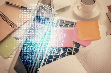 Üst görünüm çalışma masası arka planında bilgisayarla beynin hologramına çoklu pozlama. Büyük veri kavramı.