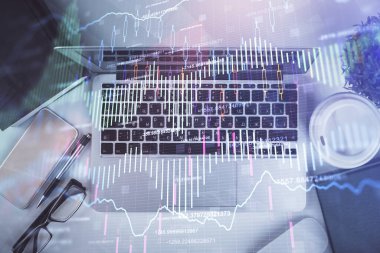 Bilgisayarla birlikte çok sayıda finansal şema çizimi. Araştırma kavramı. Üst görünüm.