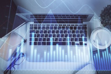 Bilgisayarla birlikte çok sayıda finansal şema çizimi. Araştırma kavramı. Üst görünüm.