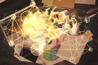Üst görünüm çalışma masası arka planında bilgisayarla hologram çizerken çifte maruz kalma. Büyük veri kavramı.