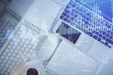 Finans piyasası grafiği ve masaüstü bilgisayarının üst görüntüsü. Çoklu maruz kalma. Yatırım kavramı.