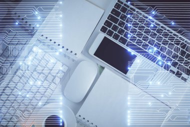 Teknoloji hologramı masaüstü arka planında bilgisayarın üzerine çiziyor. Üst Manzara. Çifte maruziyet. Teknoloji kavramı.