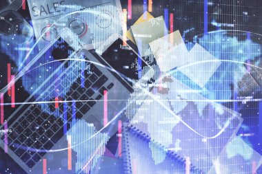 Masaüstü arkaplanındaki bilgisayarın üzerinde iş temalı hologram çizimleri. Üst Manzara. Çoklu maruz kalma. Uluslararası bağlantılar kavramı.