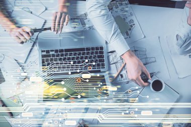 Kadın ve erkeğin birlikte çalışması ve teknoloji temasının hologramı çekmesi. Büyük veri konsepti. Bilgisayar arkaplanı.