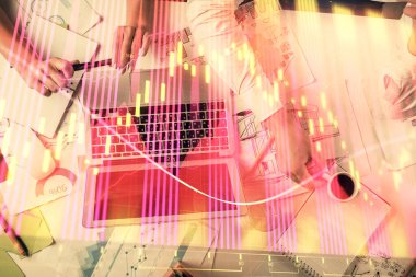 Kadın ve erkeğin birlikte çalışması ve finansal grafik hologramı. İş konsepti. Bilgisayar arkaplanı.