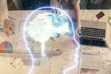 Kadın ve erkeğin birlikte çalıştığı ve beyinlerinin hologram çekerken çift pozlama. Zihinsel beyin fırtınası konsepti. Bilgisayar arkaplanı.