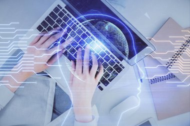 Bilgisayar ve insan beyin hologramı çizimleri üzerinde çalışan bir kadının çifte pozu. Üst Manzara. Ai kavramı.