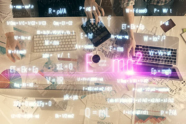 一緒に働く男女の二重露光と数式のホログラム図面 教育の概念 コンピュータの背景 — ストック写真