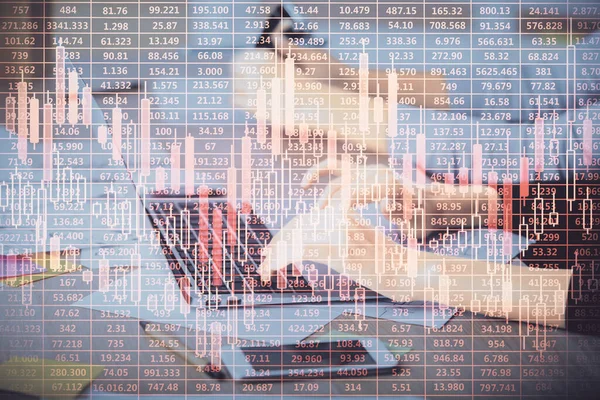 Mehrfachbelichtung Von Frauenhänden Beim Tippen Auf Computer Und Finanzdiagramm Hologrammen — Stockfoto