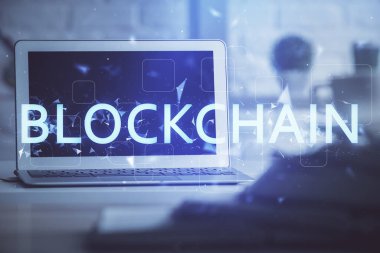 Engelleme zincirine ve kripto ekonomi temalı holograma ve bilgisayar arkaplanlı masaya çoklu maruz kalma. Bitcoin kripto para kavramı.