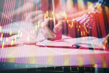 Hisse senedi piyasası ön planında yatırım planlayan iki adamın birden fazla pozu. Araştırma ve ticaret kavramı.