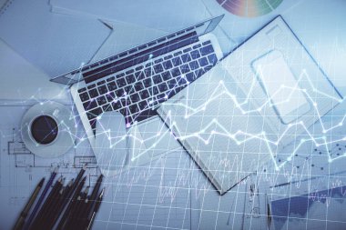 Forx grafiğinin bilgisayar ile masa arkaplanının üzerine çizimi. Finansal araştırma ve analiz kavramı. Üst görünüm.