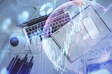 Forx grafiğinin bilgisayar ile masa arkaplanının üzerine çizimi. Finansal araştırma ve analiz kavramı. Üst görünüm.