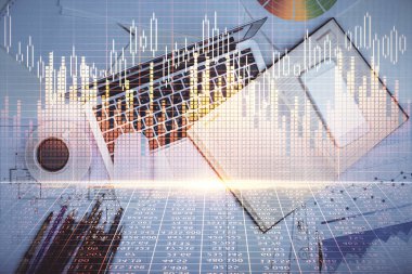 Forx grafiğinin bilgisayar ile masa arkaplanının üzerine çizimi. Finansal araştırma ve analiz kavramı. Üst görünüm.