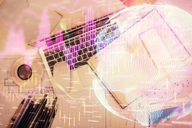 Forx grafiğinin bilgisayar ile masa arkaplanının üzerine çizimi. Finansal araştırma ve analiz kavramı. Üst görünüm.