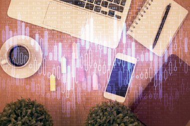 Masaüstü üzerinde telefonlu iki kat mali şema hologramı. Üst Manzara. Mobil ticaret platformu kavramı.