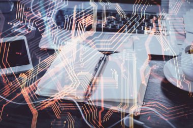 Teknoloji çizimleri ve açık defter geçmişi olan bir masa. Teknoloji kavramı