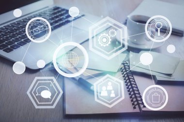 Masa arkasında kahve ve eşyalar olan sosyal ağ çizimine ve masaüstüne çift pozlama. Uluslararası bağlantı kavramı.