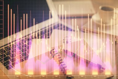 Finans şeması çizimine ve masaüstüne kahve ve masa arkasında eşyalar ile çifte pozlama. Önx piyasa ticareti kavramı