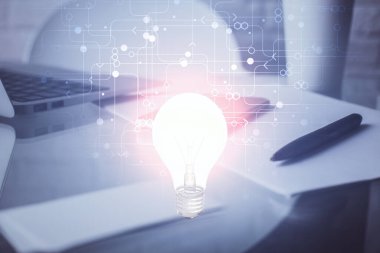 Ampul çizimi ve cep telefonu arkaplanı çift pozlu. Fikir kavramı