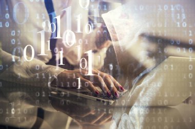 Bilgisayar ve veri temalı hologram çizimleri üzerinde çalışan kadın ellerine çok fazla maruz kalma. Teknoloji kavramı.