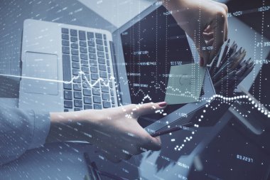 İşkadını ellerinin bilgisayar ve finansal grafik hologramı çizimlerinde çifte pozlama. Borsa analizi kavramı.